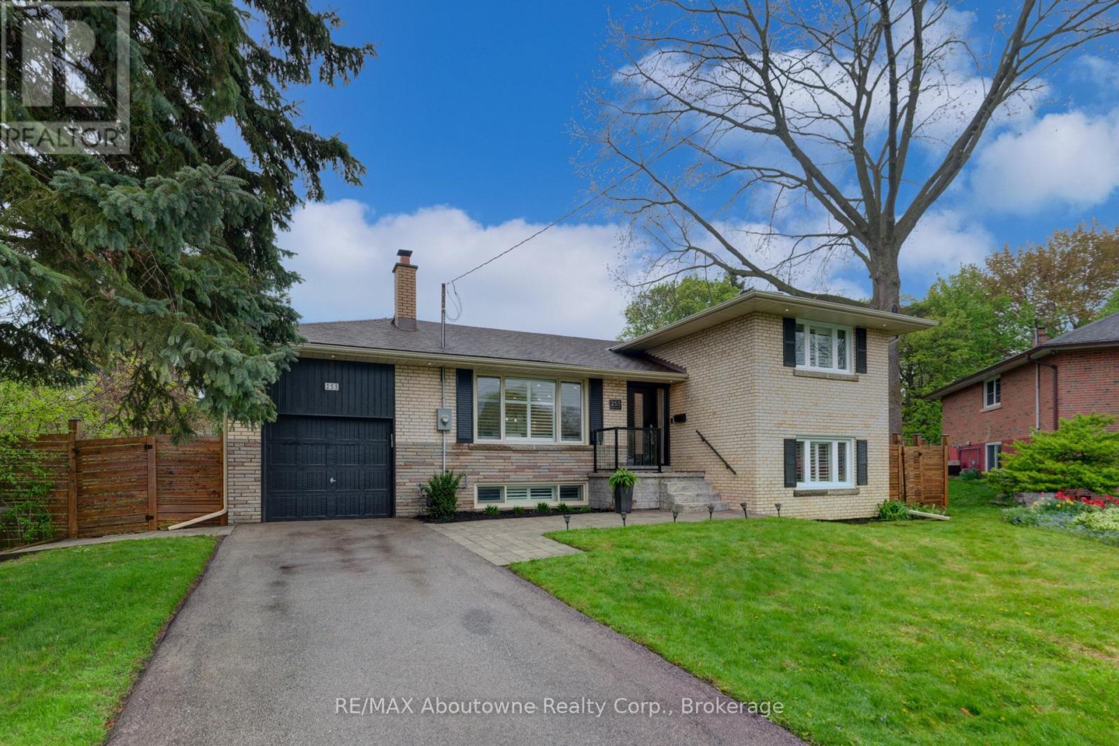 255 Wales Crescent, Oakville, Ontario  L6L 3X8 - Photo 3 - W12150327