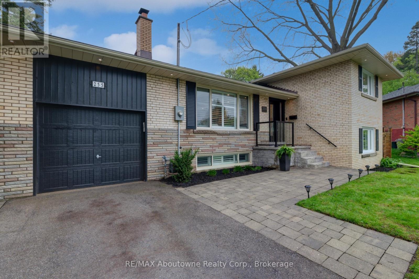 255 Wales Crescent, Oakville, Ontario  L6L 3X8 - Photo 4 - W12150327
