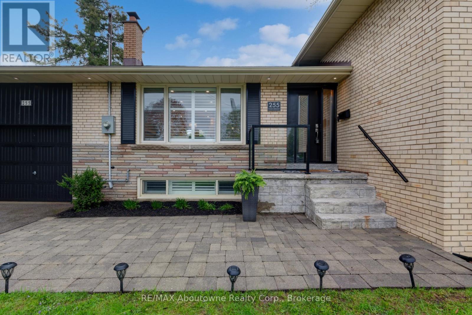 255 Wales Crescent, Oakville, Ontario  L6L 3X8 - Photo 5 - W12150327