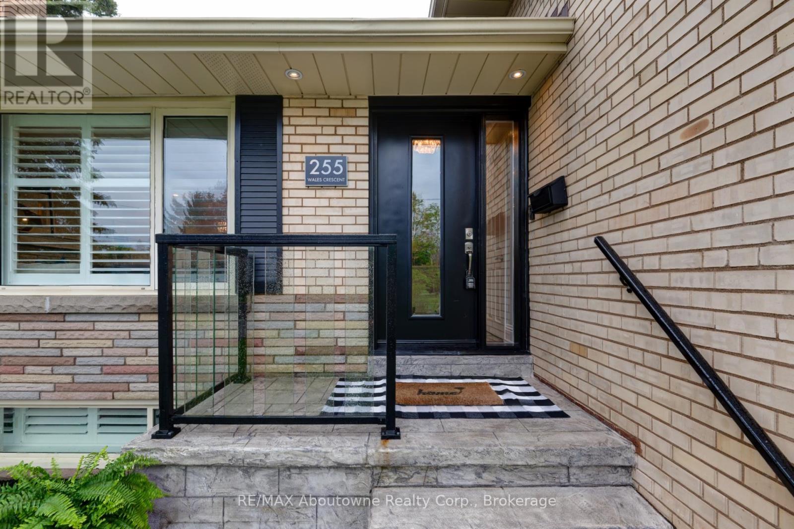 255 Wales Crescent, Oakville, Ontario  L6L 3X8 - Photo 6 - W12150327