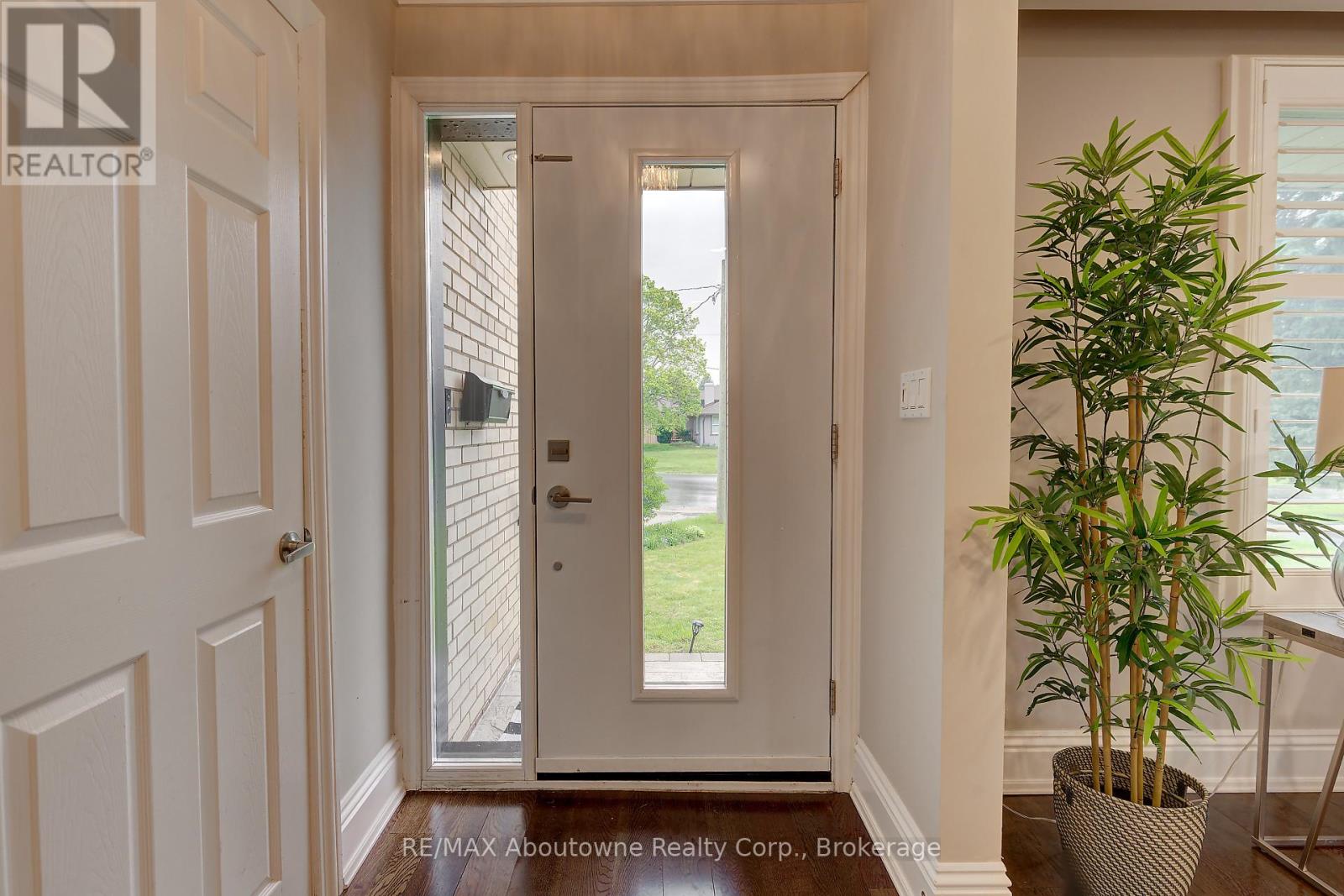 255 Wales Crescent, Oakville, Ontario  L6L 3X8 - Photo 7 - W12150327