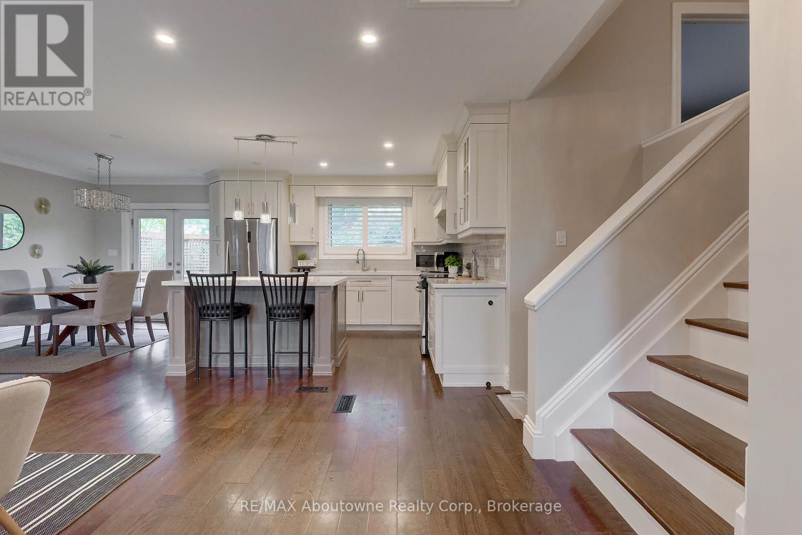255 Wales Crescent, Oakville, Ontario  L6L 3X8 - Photo 8 - W12150327