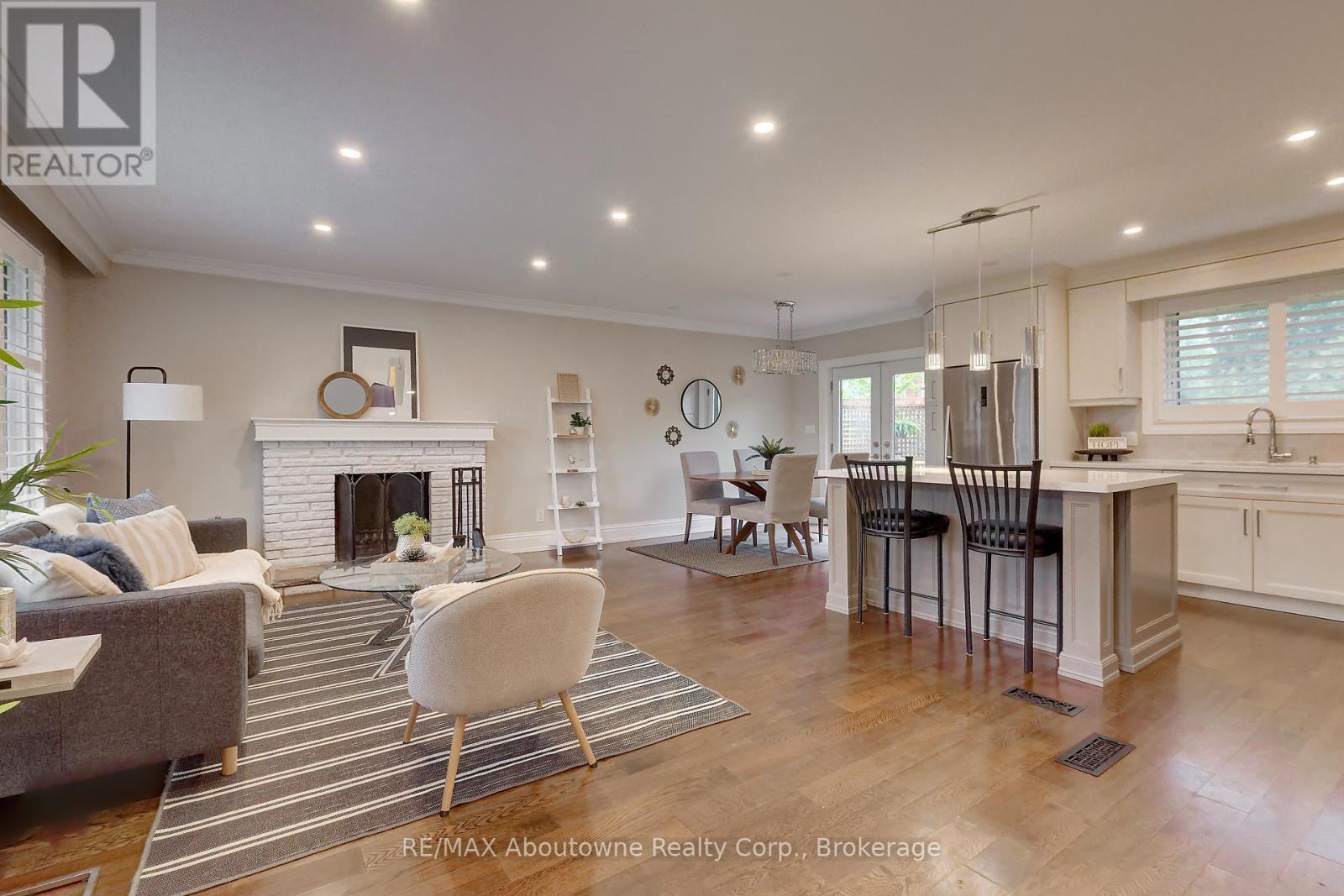 255 Wales Crescent, Oakville, Ontario  L6L 3X8 - Photo 9 - W12150327