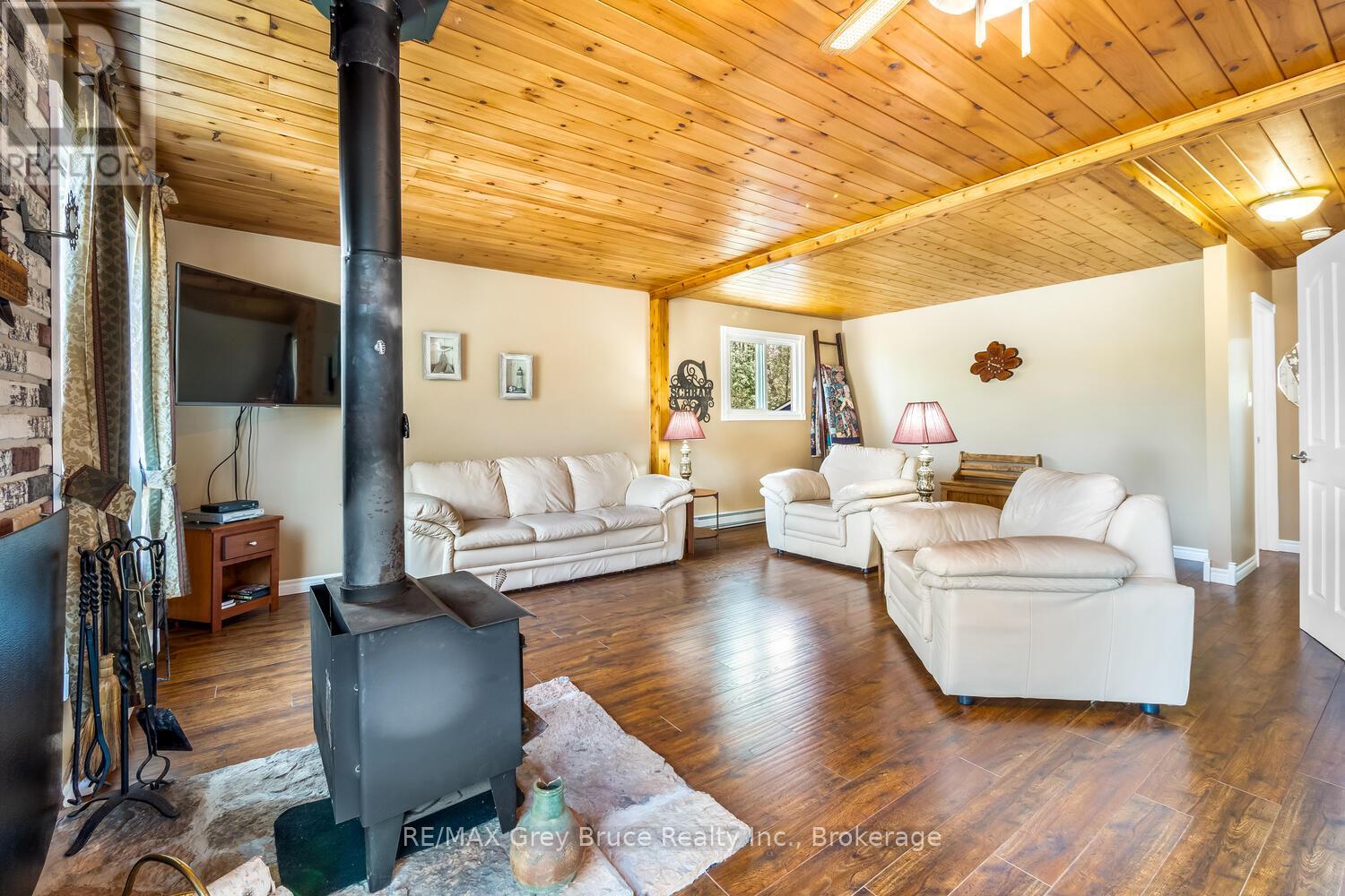136 Maple Drive, Northern Bruce Peninsula, Ontario  N0H 1Z0 - Photo 12 - X12150411