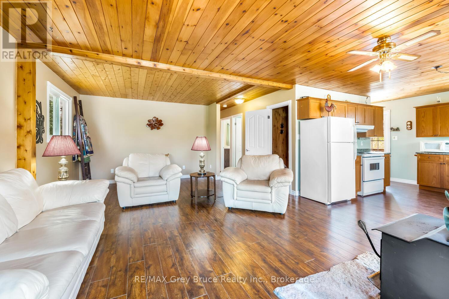 136 Maple Drive, Northern Bruce Peninsula, Ontario  N0H 1Z0 - Photo 13 - X12150411