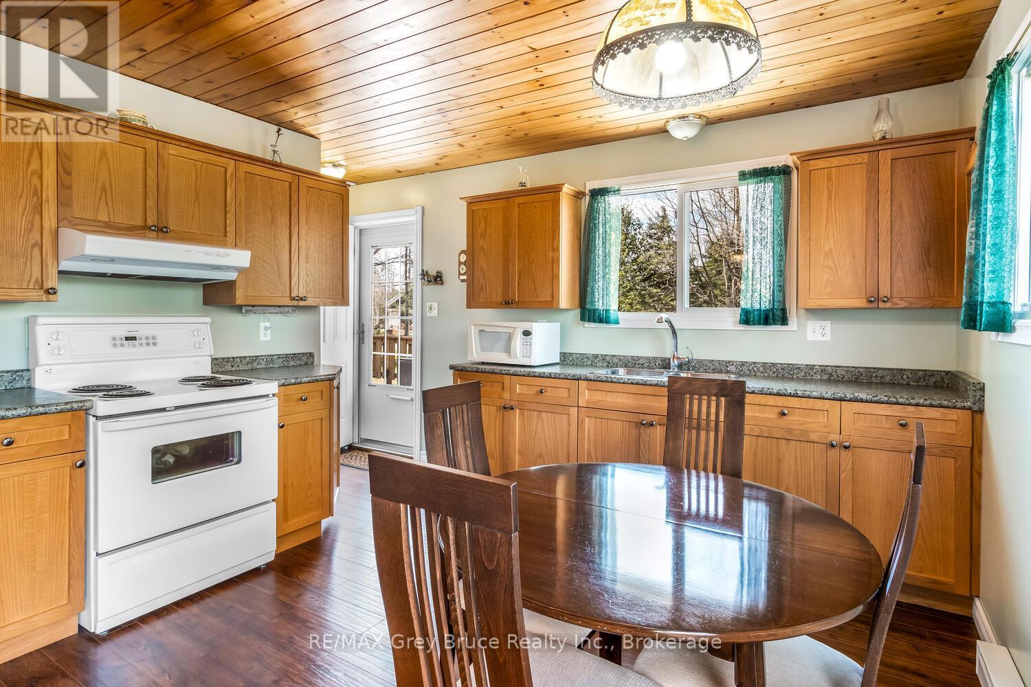136 Maple Drive, Northern Bruce Peninsula, Ontario  N0H 1Z0 - Photo 7 - X12150411