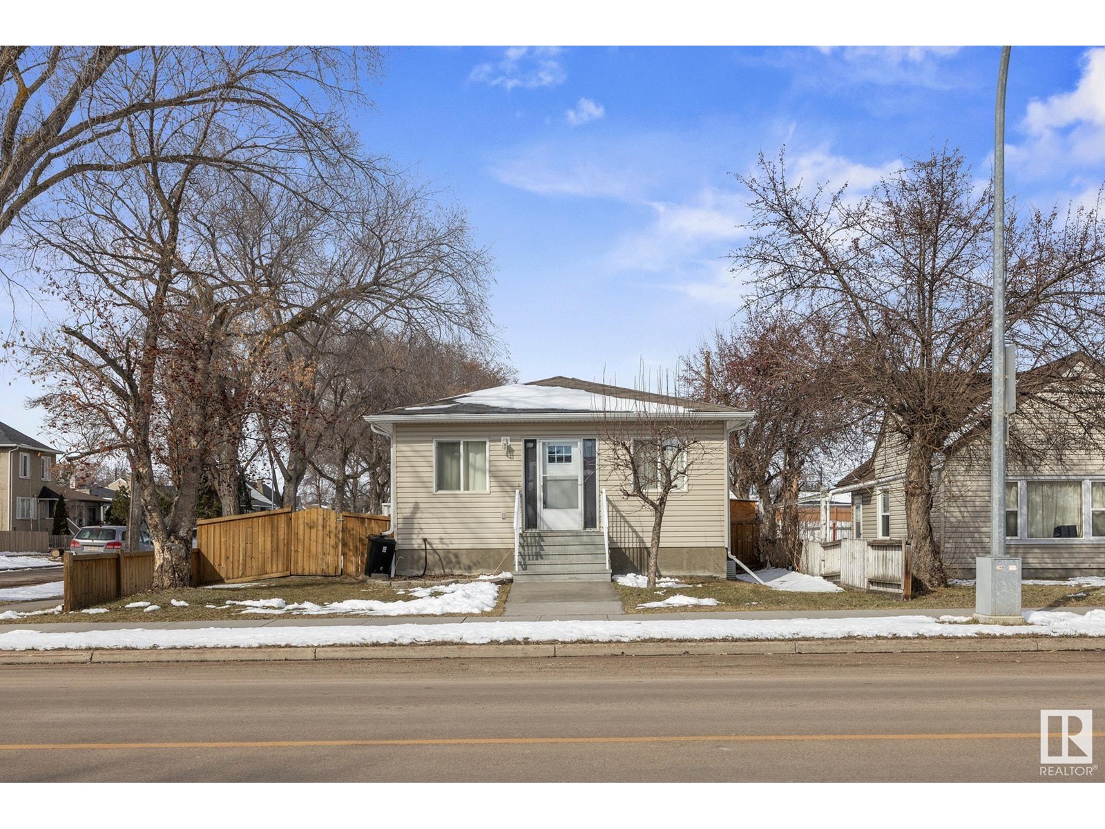 Property at 9530 122 AV NW image 3