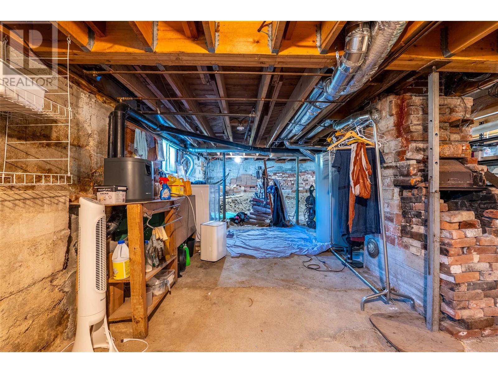 Property at 809 DAVIES Street image 4