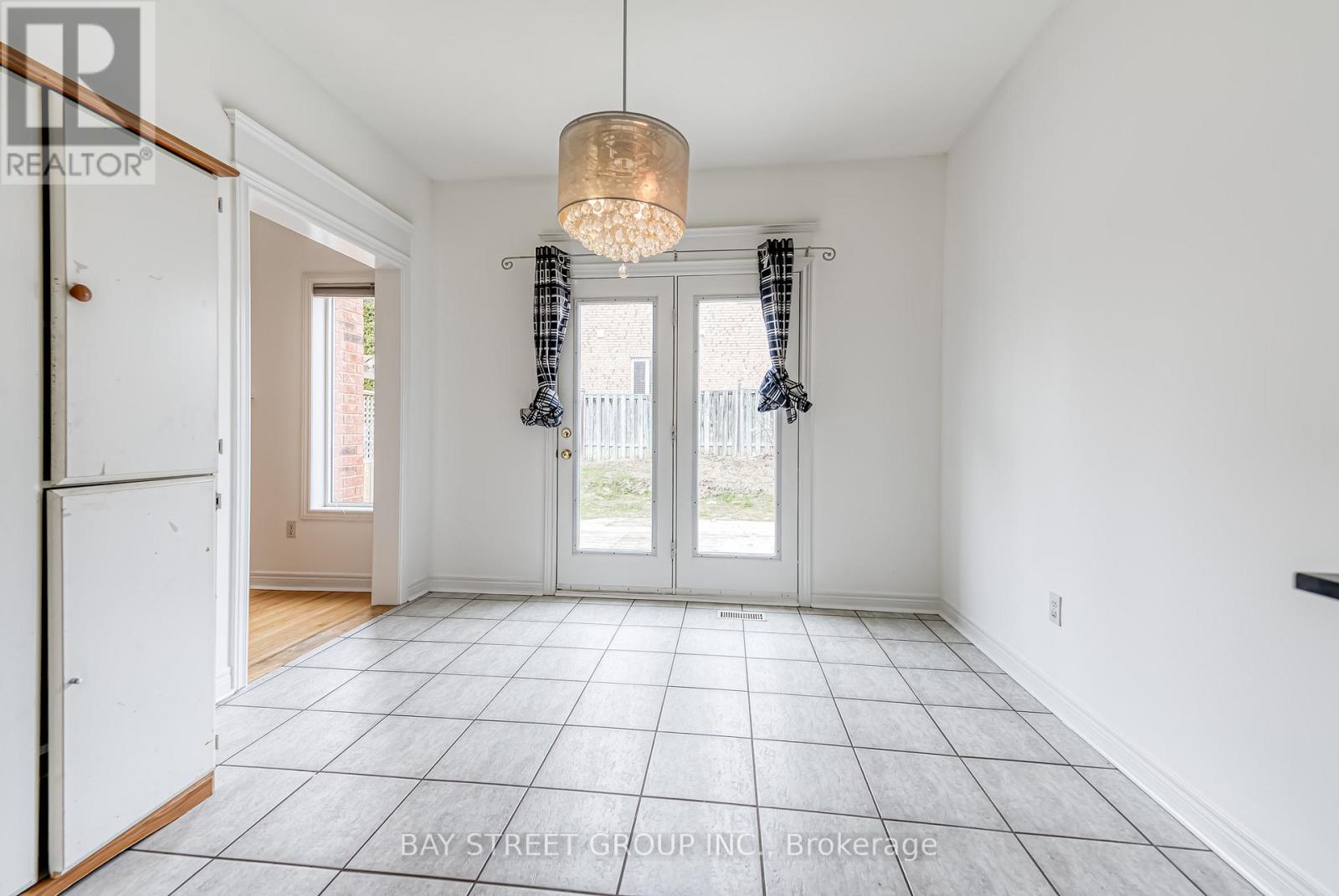 4 Pitfield Avenue, Whitby, Ontario  L1R 2P7 - Photo 8 - E12150395