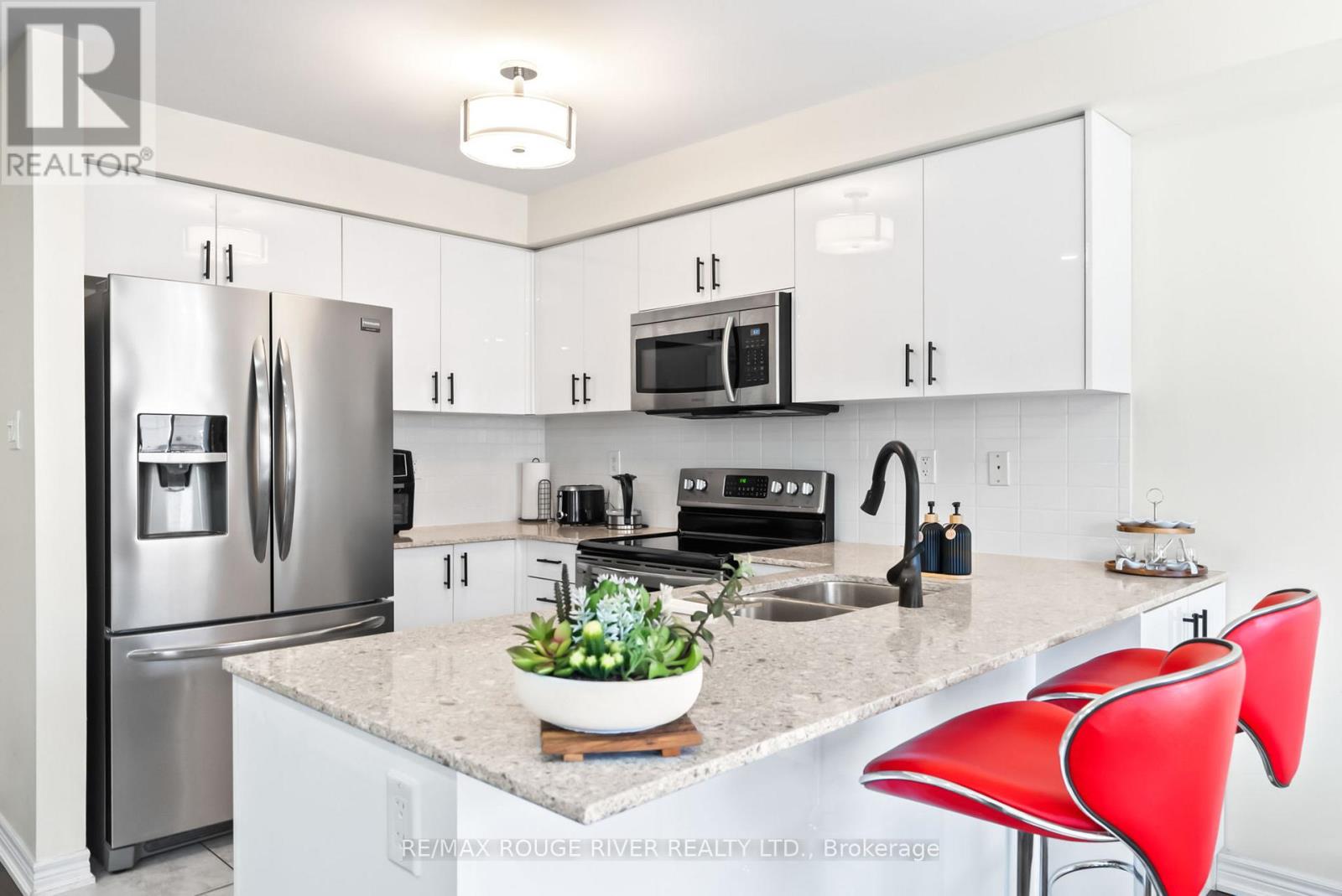 61 Mantz Crescent, Whitby, Ontario  L1R 0L2 - Photo 4 - E12150601