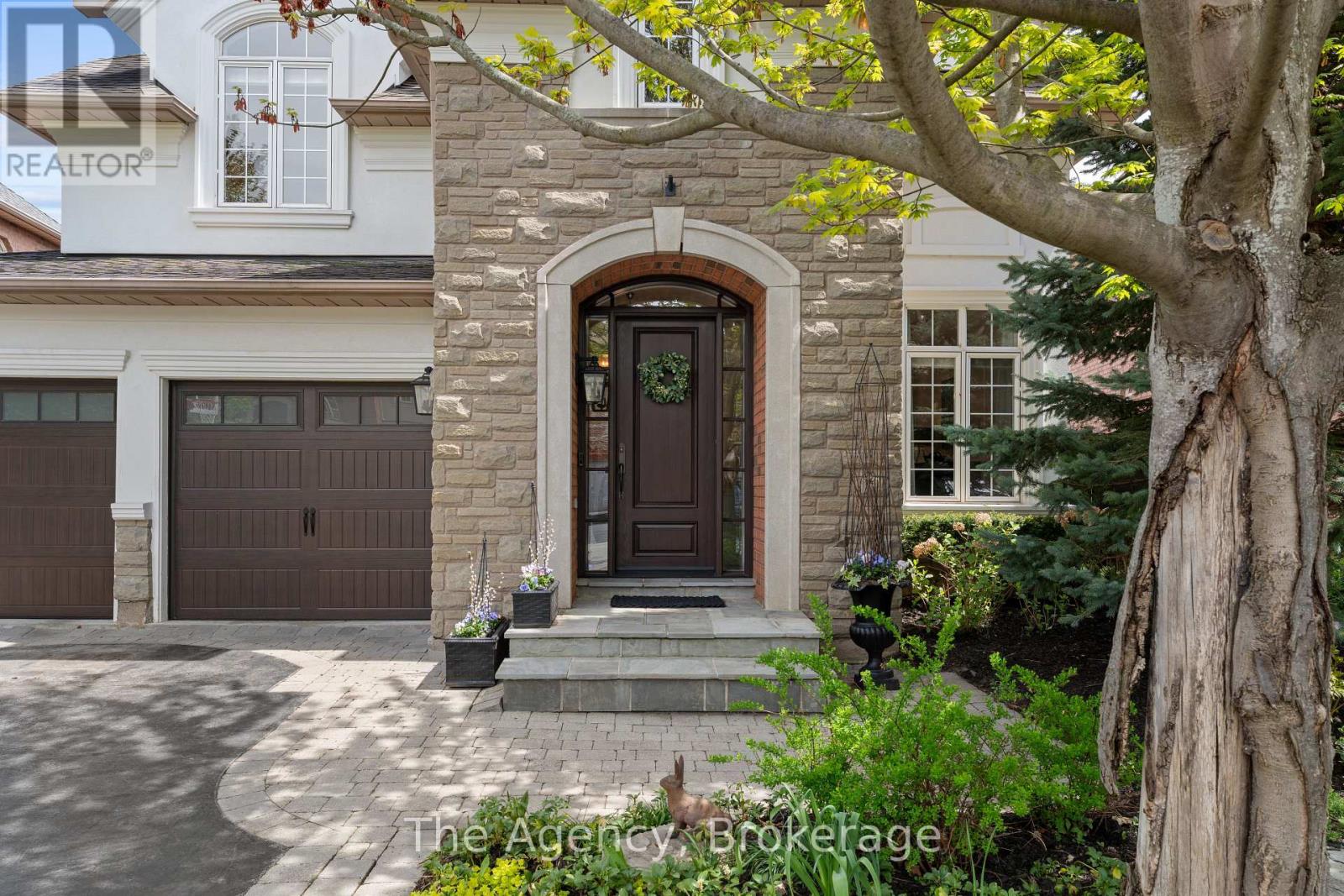 138 Tawny Crescent, Oakville (Br Bronte), Ontario  L6L 6T4 - Photo 3 - W12150599