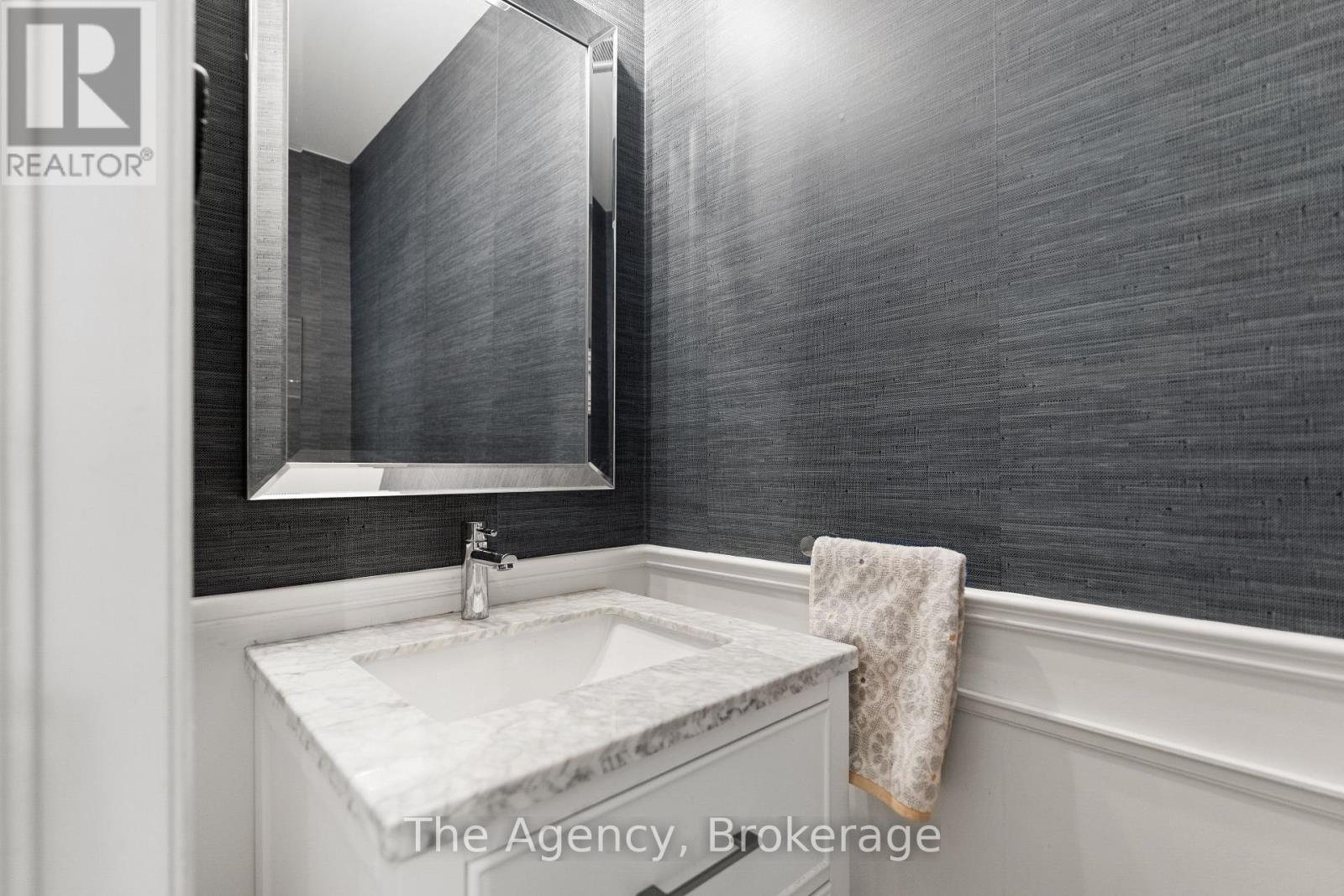 138 Tawny Crescent, Oakville (Br Bronte), Ontario  L6L 6T4 - Photo 9 - W12150599