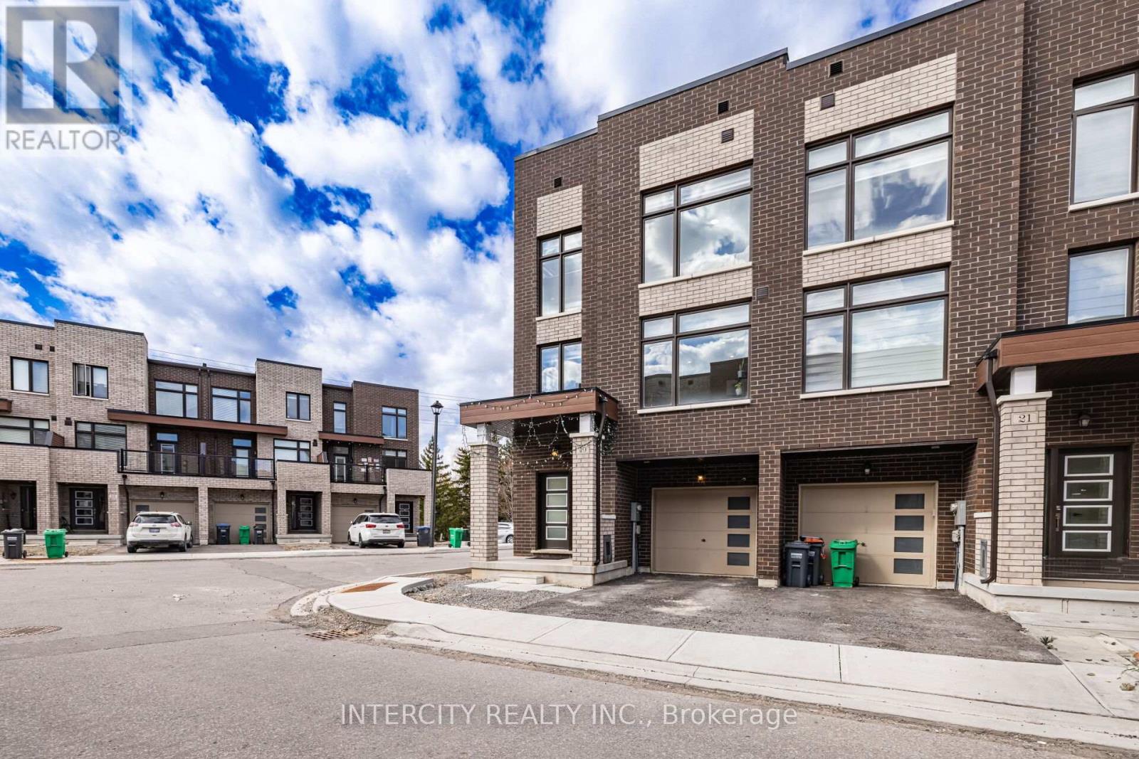 19 Queenpost Drive, Brampton, Ontario  L6X 0B2 - Photo 4 - W12150471