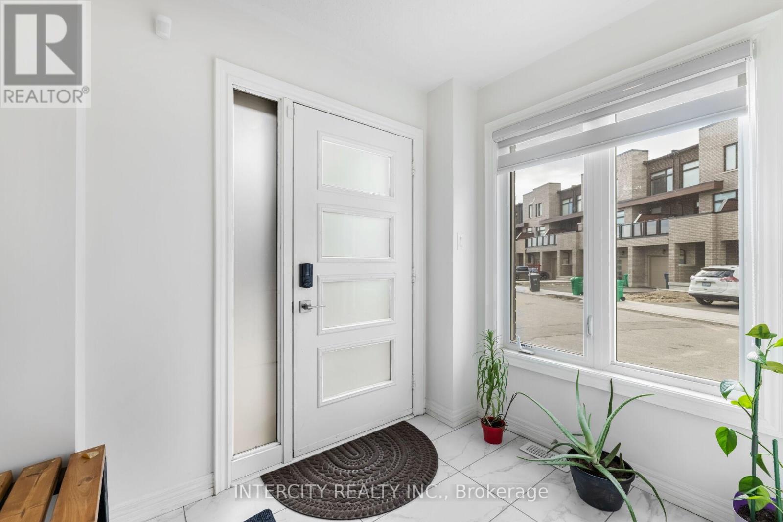 19 Queenpost Drive, Brampton (Credit Valley), Ontario  L6X 0B2 - Photo 6 - W12150471