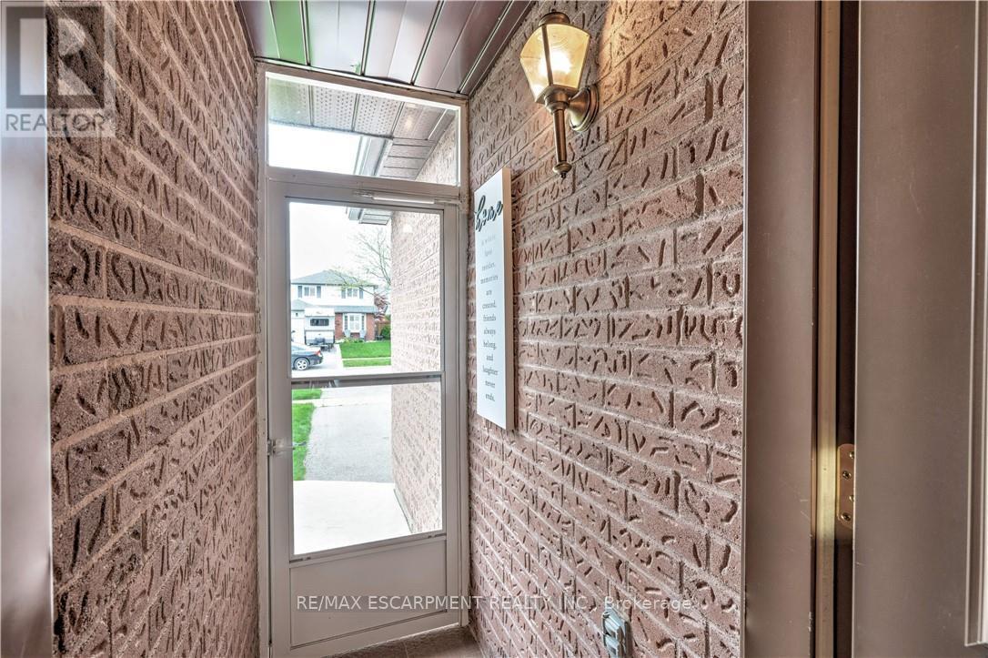 2143 Clipper Crescent, Burlington, Ontario  L7M 2P7 - Photo 2 - W12150559