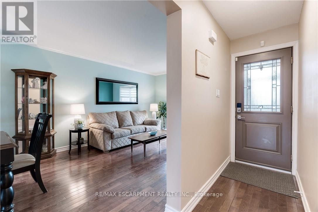 2143 Clipper Crescent, Burlington, Ontario  L7M 2P7 - Photo 3 - W12150559