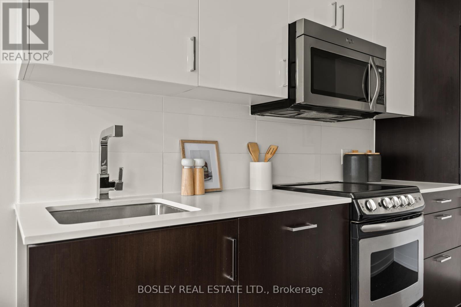 205 - 36 Howard Park Avenue, Toronto, Ontario  M6R 0A5 - Photo 6 - W12133049