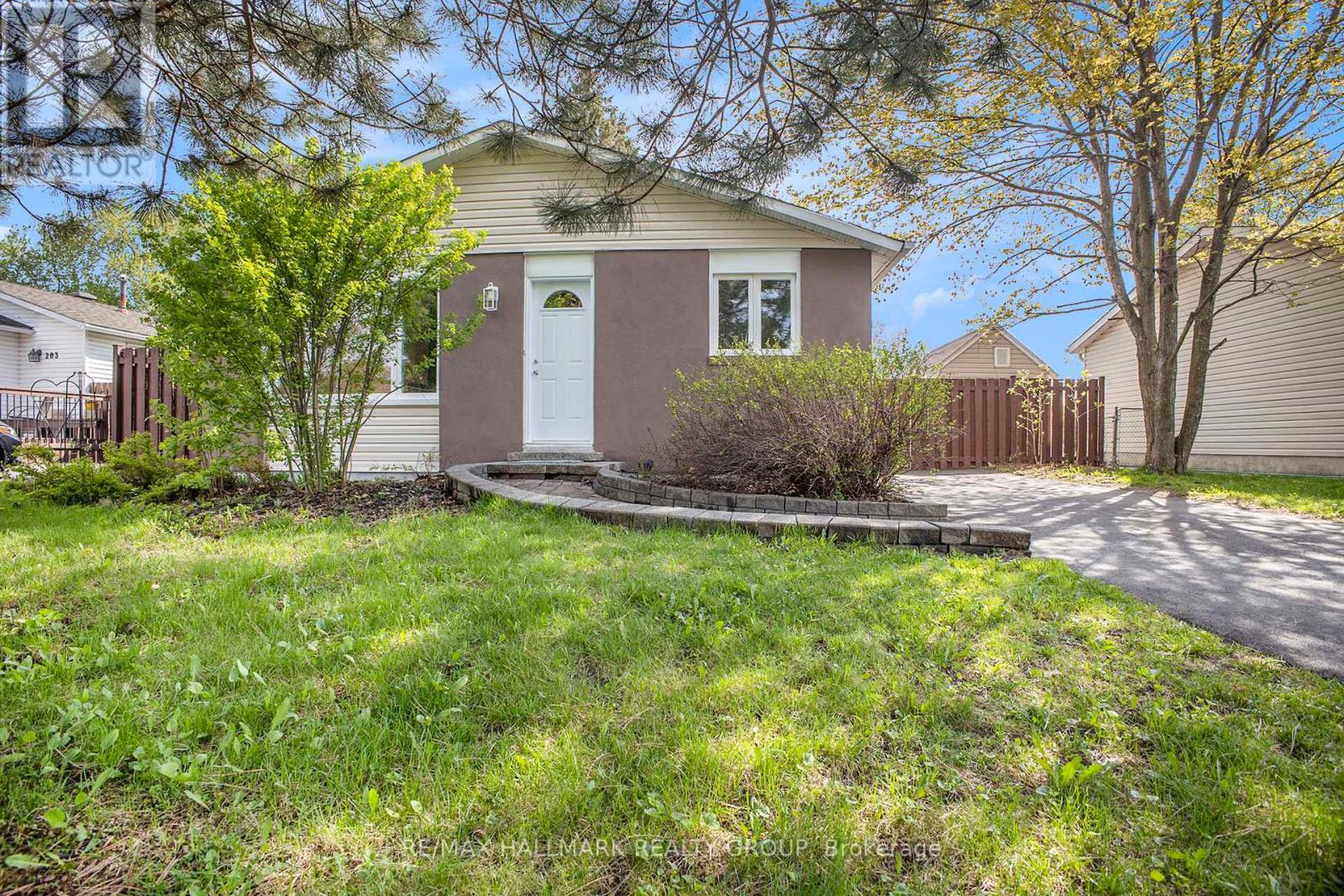 199 OLD COLONY Road, Glencairn/Hazeldean, Kanata by Laura Keller Real Estate Team 199 OLD COLONY Road, Glencairn/Hazeldean, Kanata