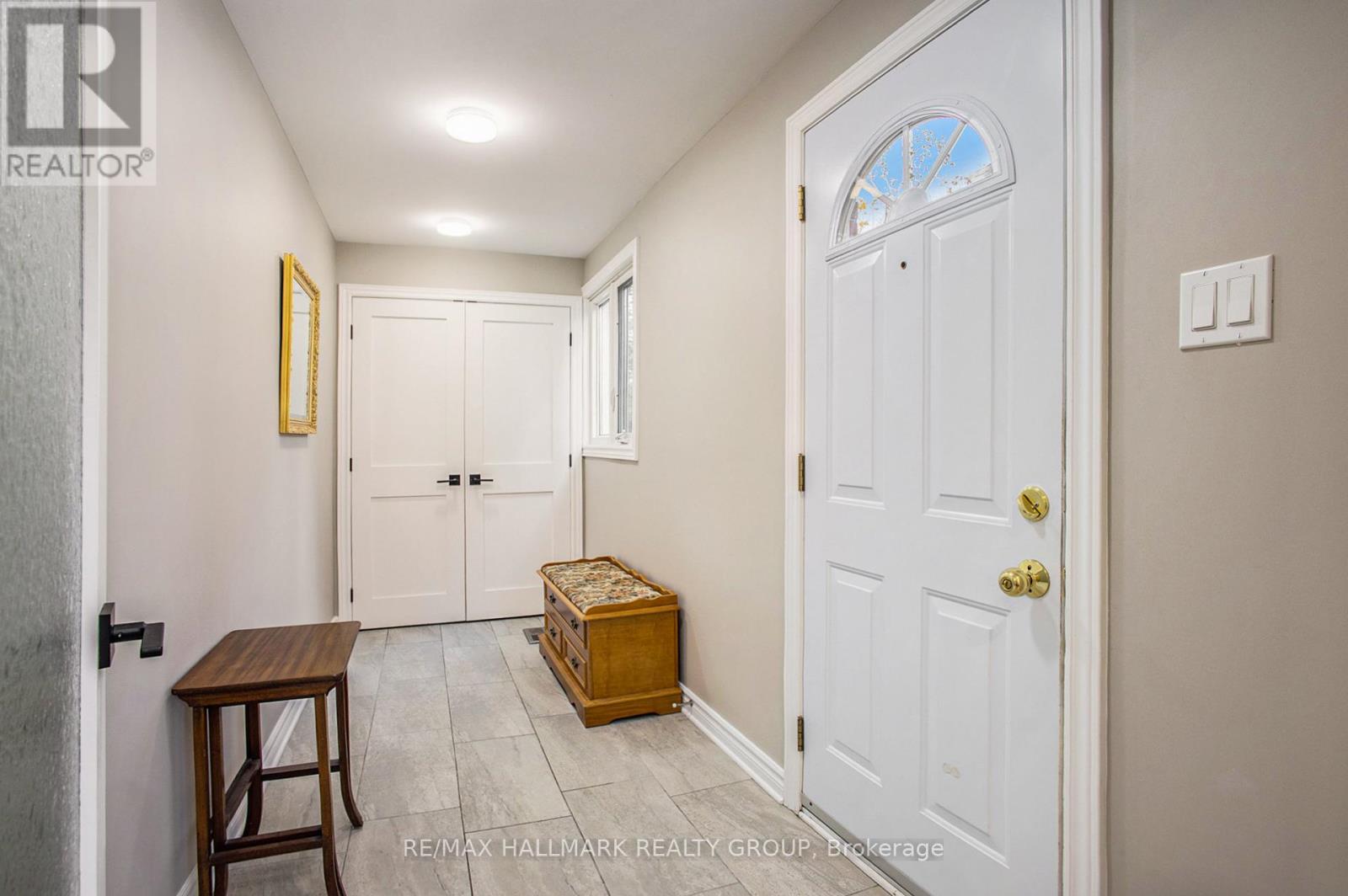 199 Old Colony Road, Ottawa, Ontario  K2L 1M6 - Photo 3 - X12150585