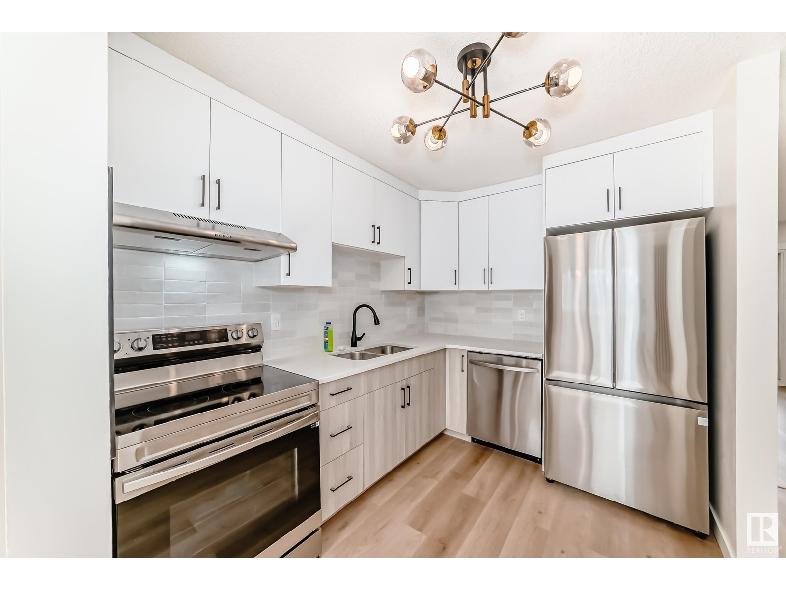 Property at 14233 23 ST NW image 3