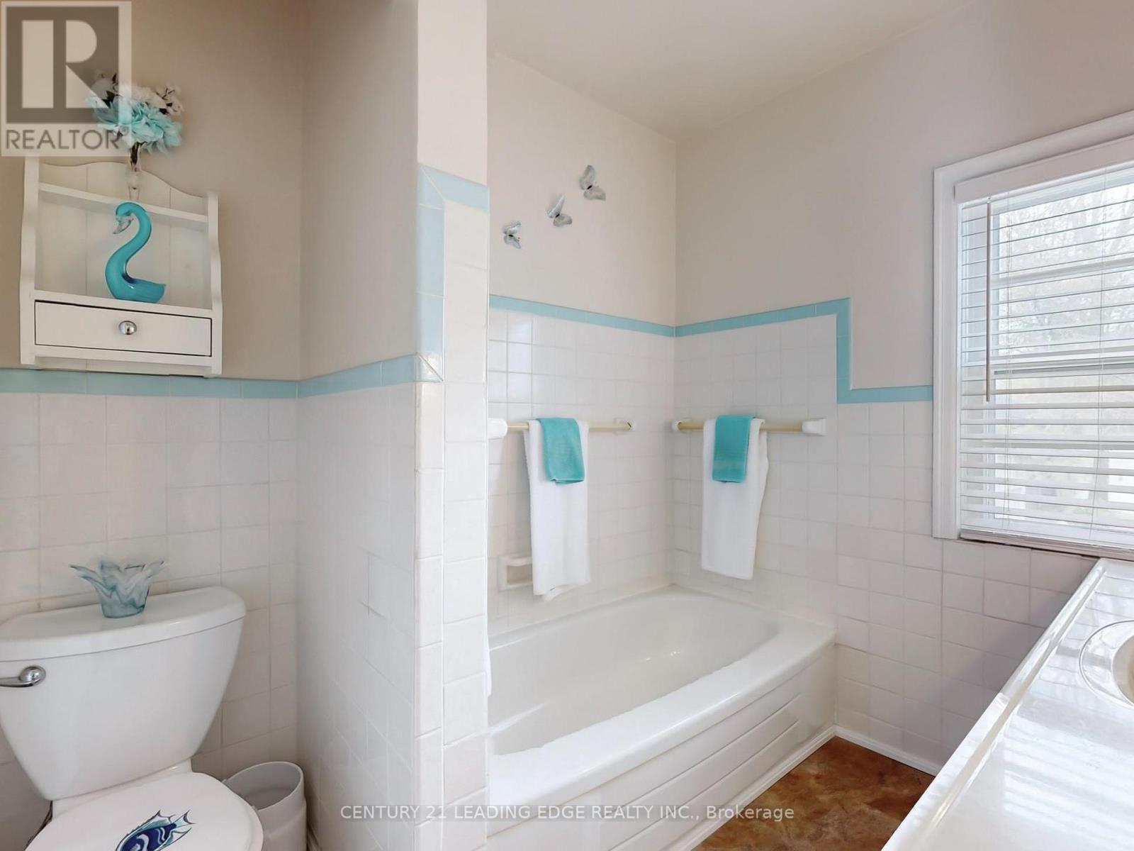 393 The Queensway S, Georgina, Ontario  L4P 2C6 - Photo 19 - N12150673