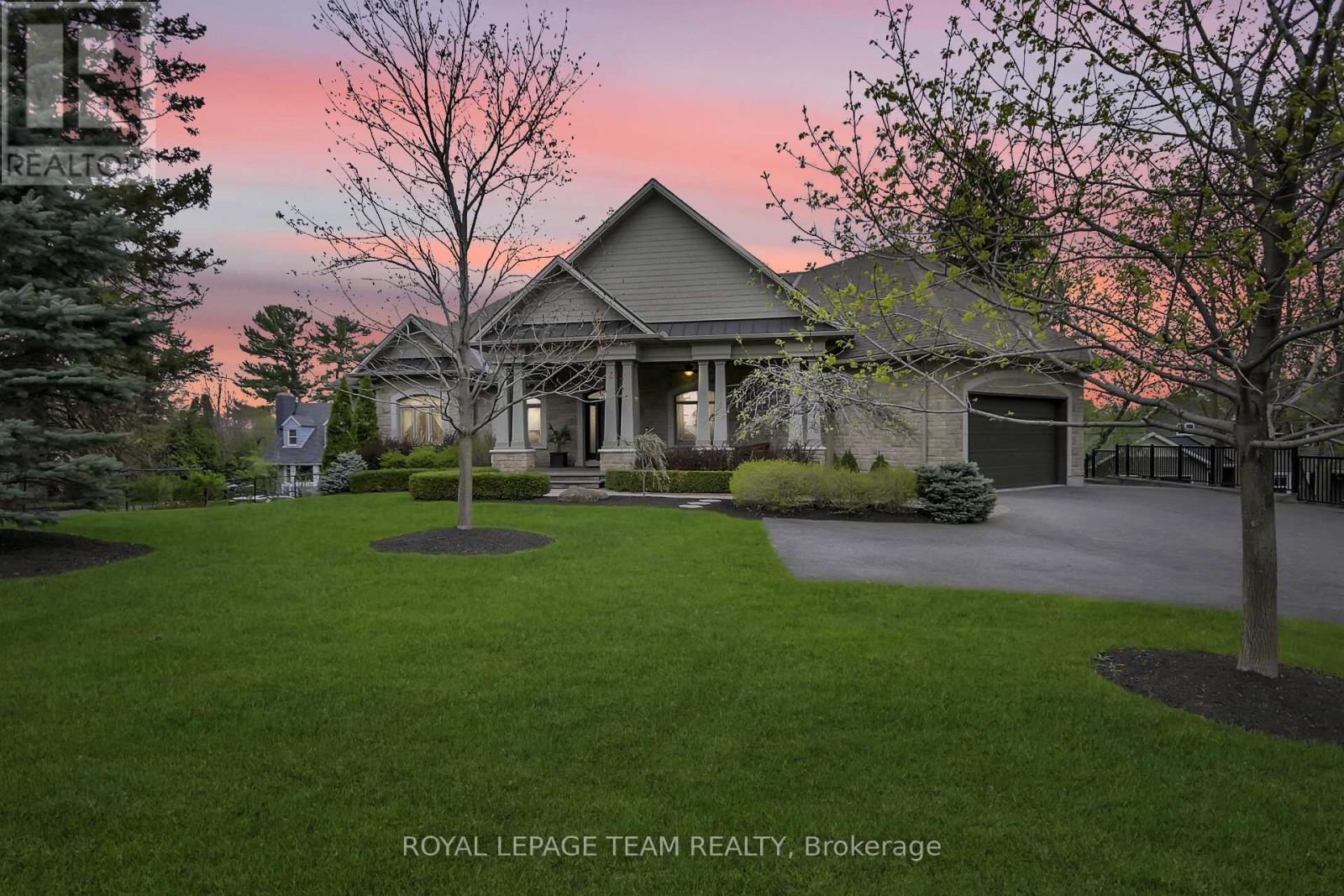 Property at 5591 MANOTICK MAIN STREET image 2