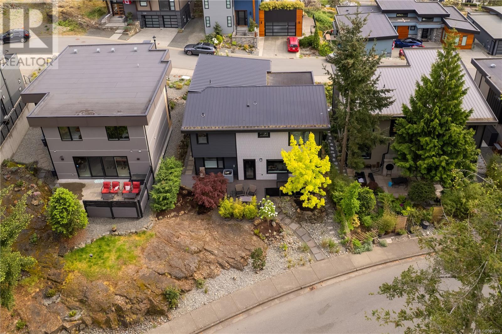 Property at 114 Amphion Terr image 3