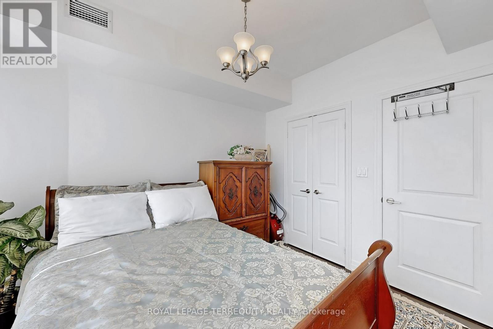 2511 - 8 The Esplanade, Toronto, Ontario  M5E 0A6 - Photo 25 - C12150798
