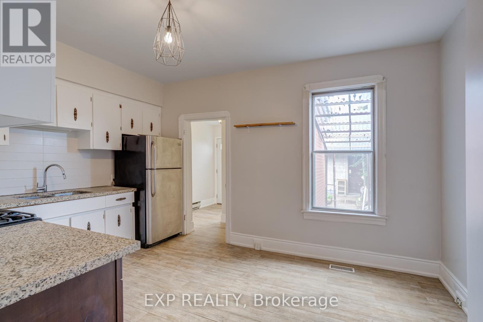 Main - 303 Grace Street, Toronto, Ontario  M6G 3A7 - Photo 8 - C12150837