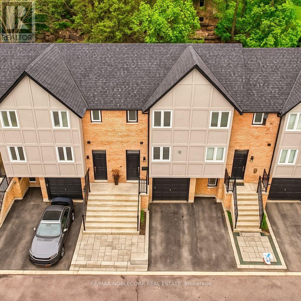 Property at 20 WILLIAM FARR LANE image 3