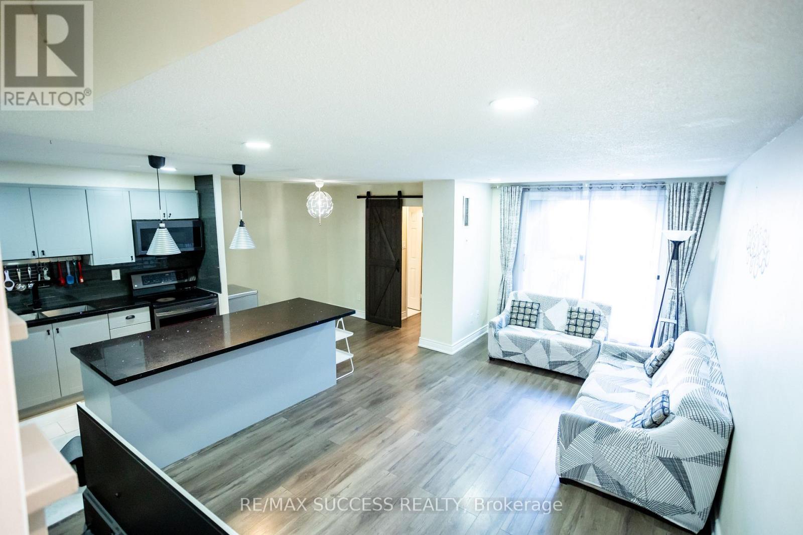 Property at 207 - 2095 ROCHE COURT image 1