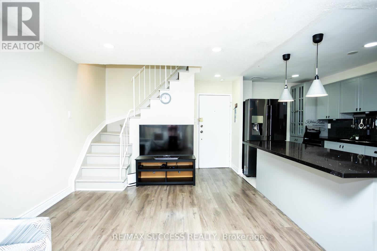 Property at 207 - 2095 ROCHE COURT image 2