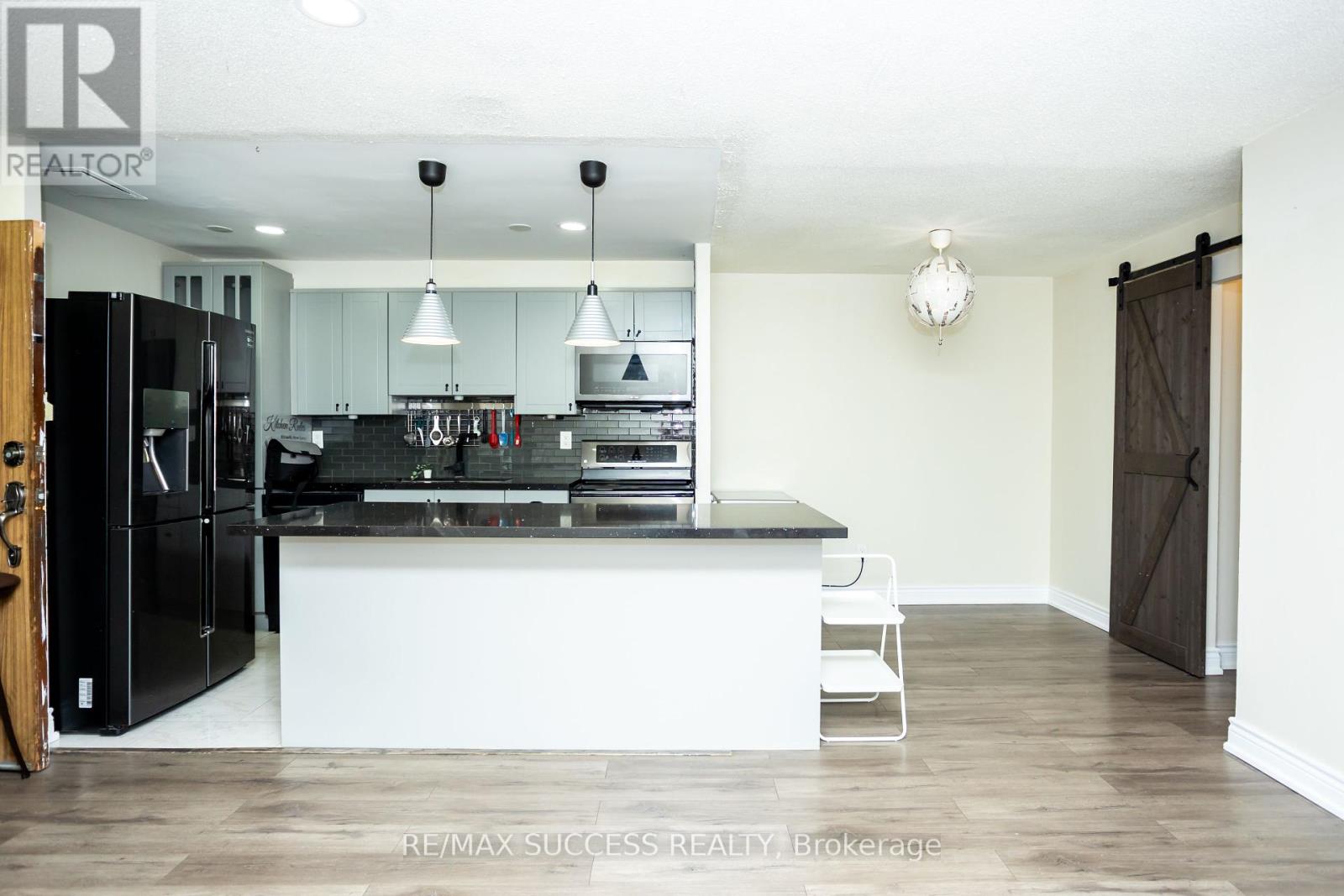 Property at 207 - 2095 ROCHE COURT image 4