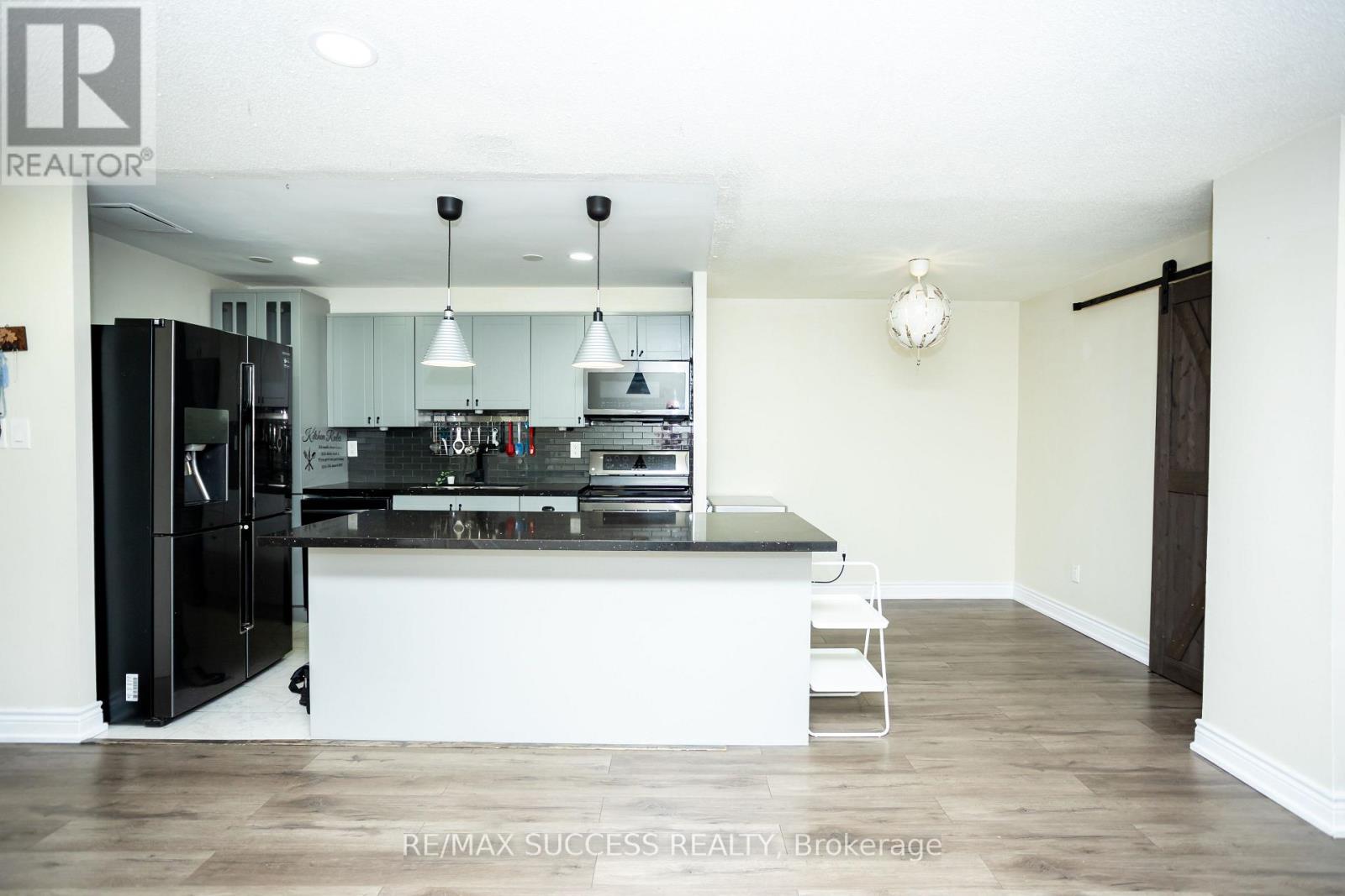 Property at 207 - 2095 ROCHE COURT image 5