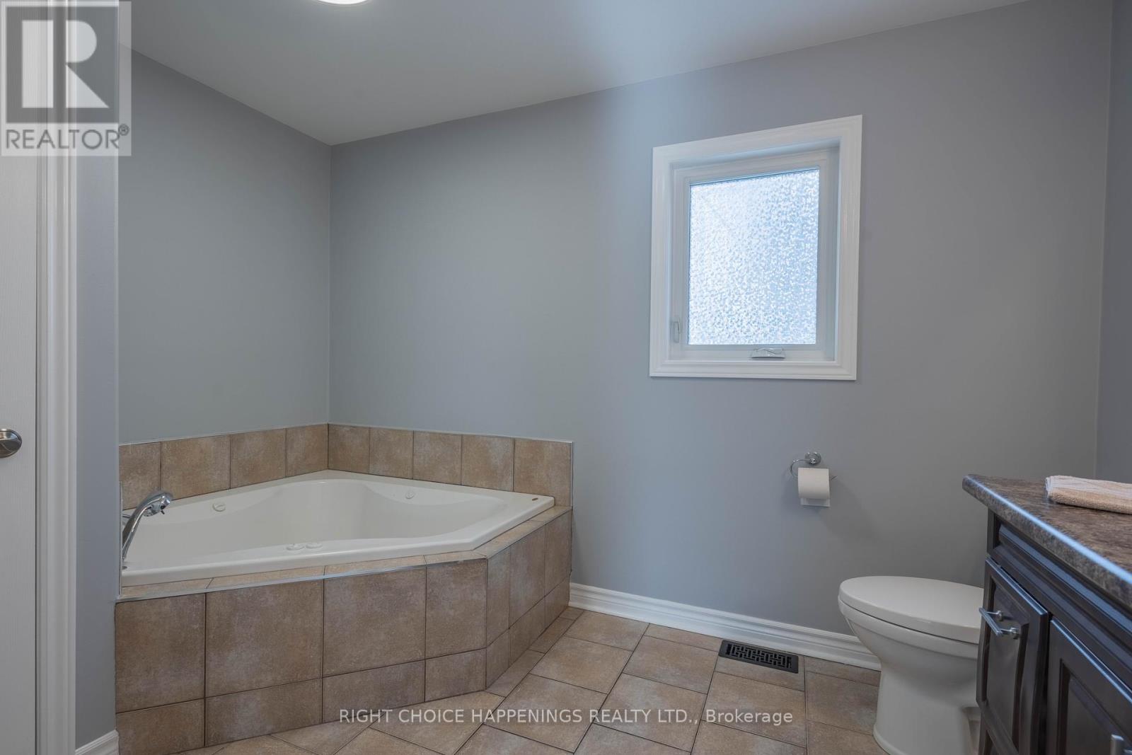 282 Wright Street, Welland, Ontario  L3B 2K3 - Photo 8 - X12150964