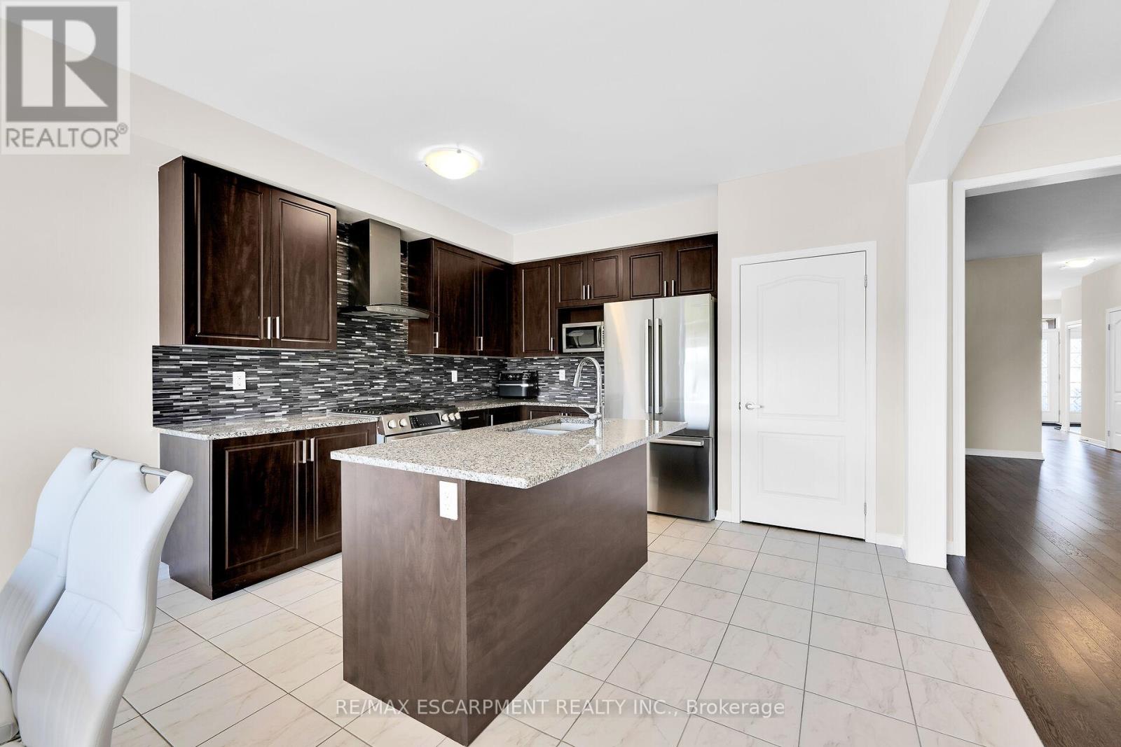 12 Midhurst Heights, Hamilton, Ontario  L8J 0K9 - Photo 12 - X12150704