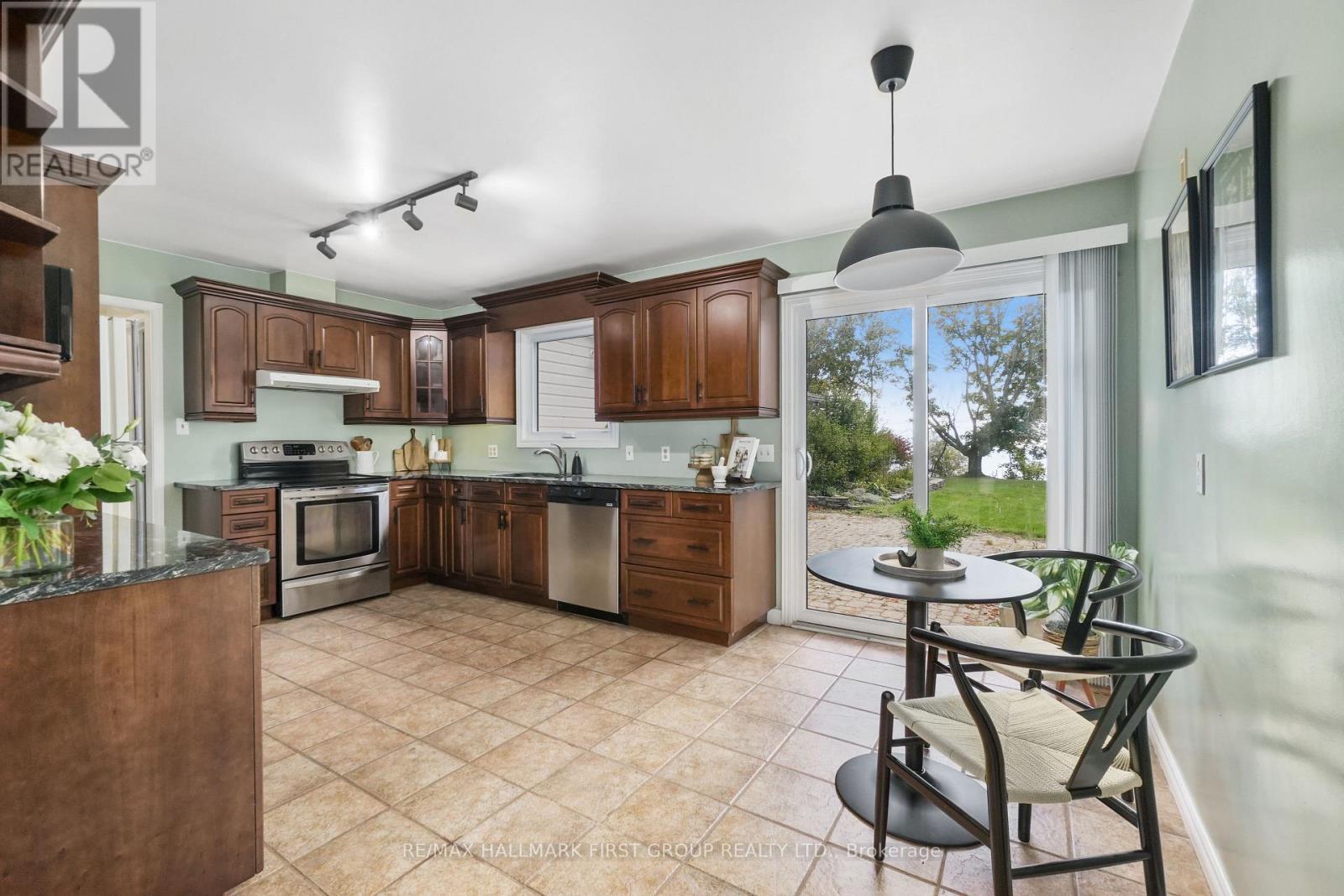 401 Lakeshore Drive, Cobourg, Ontario  K9A 1S2 - Photo 11 - X12150760