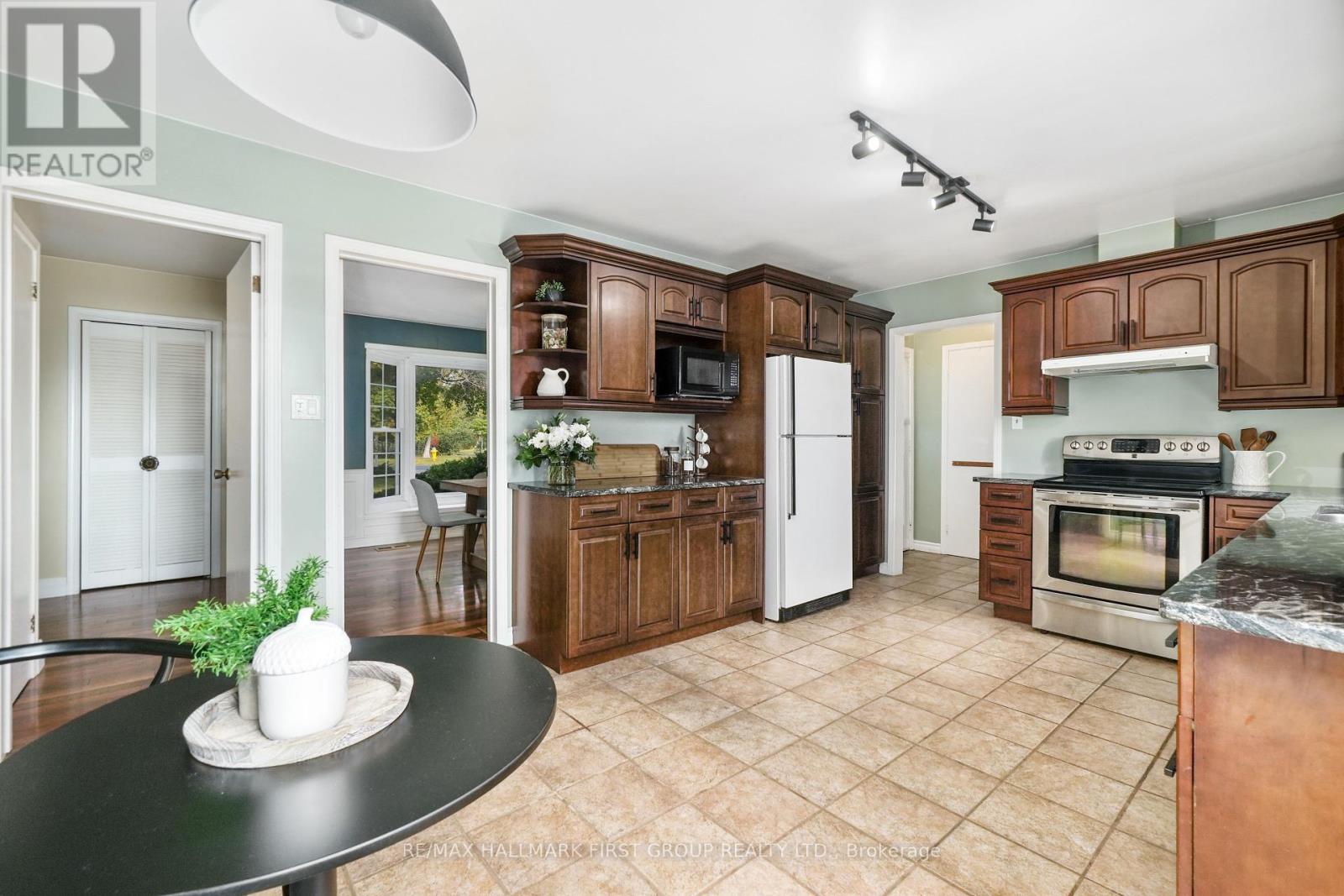 401 Lakeshore Drive, Cobourg, Ontario  K9A 1S2 - Photo 12 - X12150760