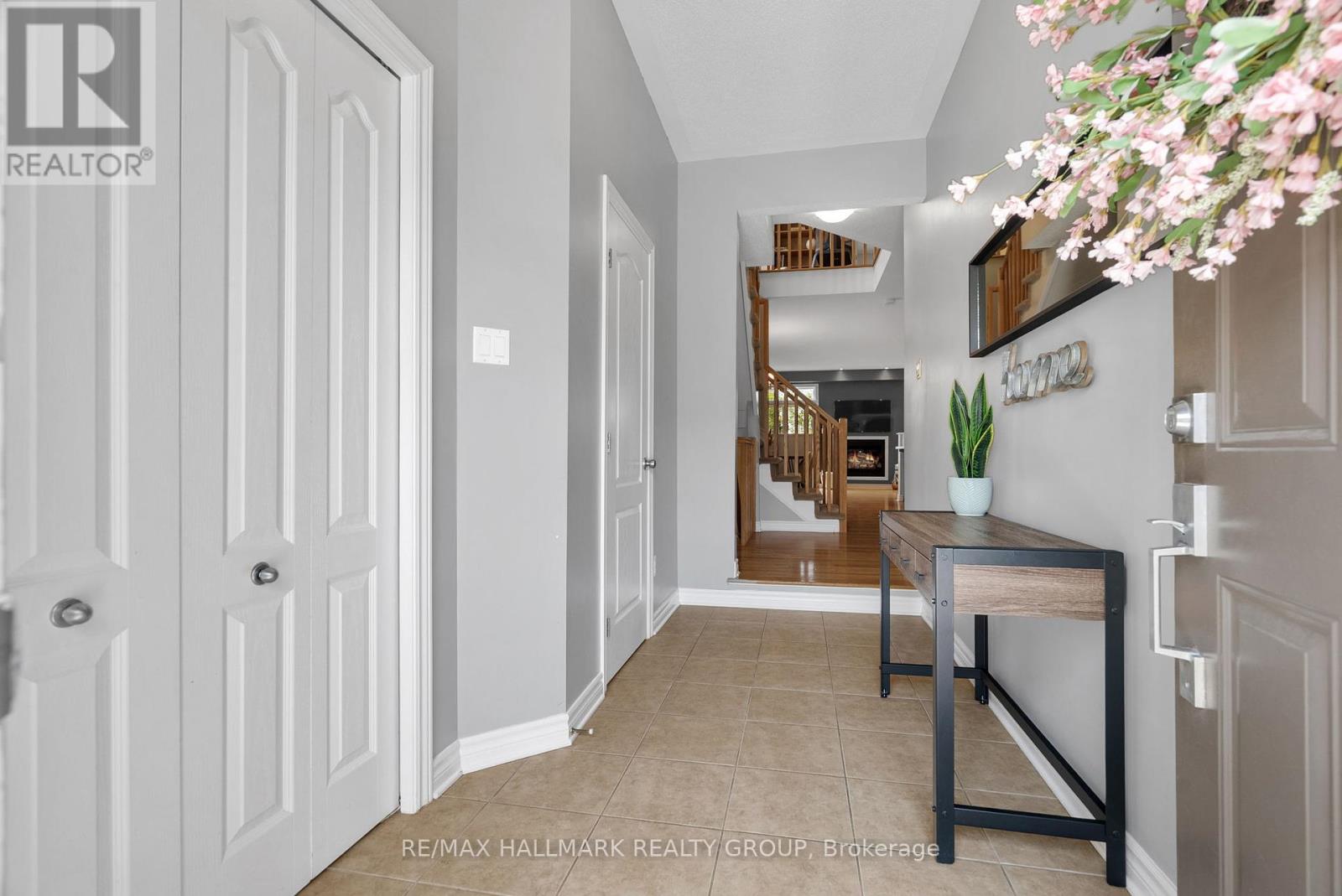 297 Mojave Crescent, Ottawa, Ontario  K2S 0H7 - Photo 4 - X12150914