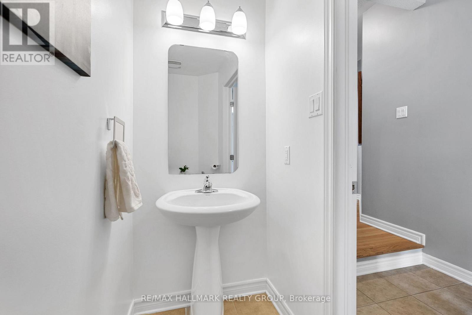 297 Mojave Crescent, Ottawa, Ontario  K2S 0H7 - Photo 5 - X12150914