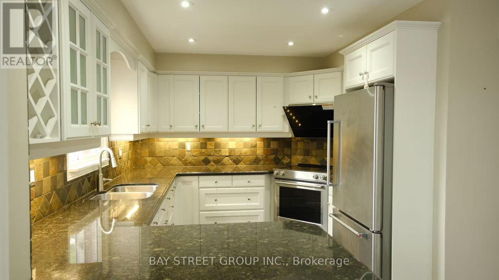 9 Chadburn Crescent, Aurora, Ontario  L4G 4T4 - Photo 4 - N12150924