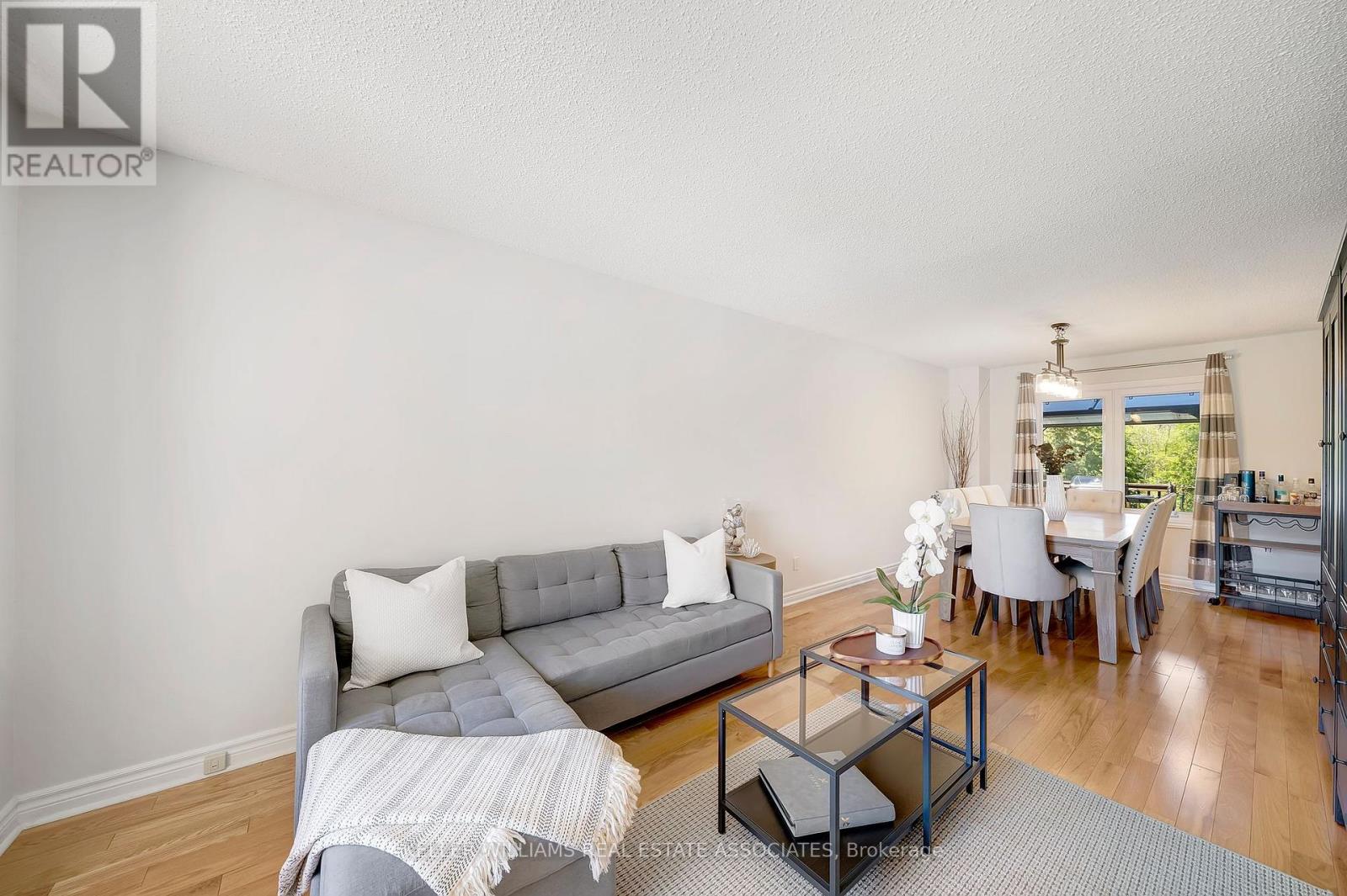 38 Stillwater Crescent, Brampton, Ontario  L6X 3L2 - Photo 4 - W12150816