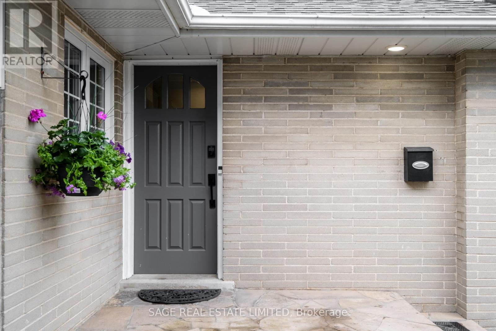 52 Glen Agar Drive, Toronto (Princess-Rosethorn), Ontario  M9B 5M1 - Photo 2 - W12150820