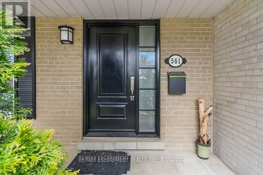 561 Wingrove Crescent, Oakville, Ontario  L6L 4R7 - Photo 3 - W12150823