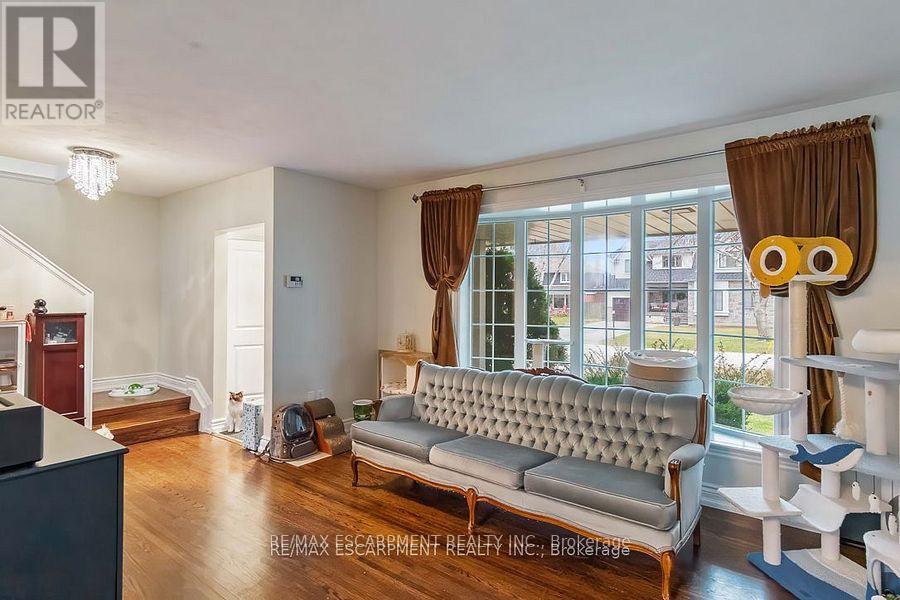 561 Wingrove Crescent, Oakville, Ontario  L6L 4R7 - Photo 4 - W12150823