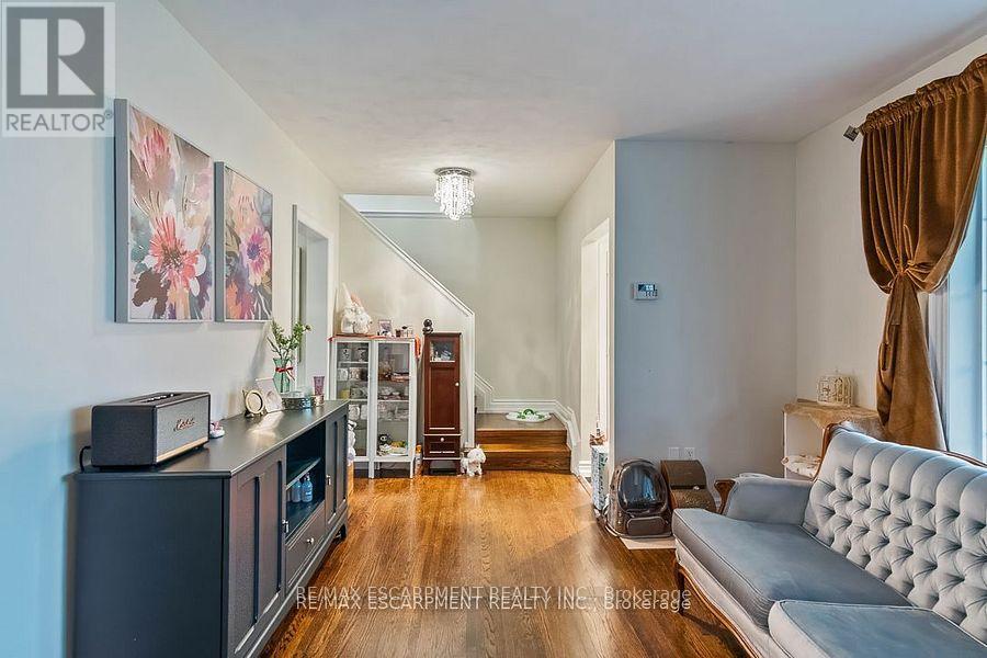 561 Wingrove Crescent, Oakville, Ontario  L6L 4R7 - Photo 5 - W12150823