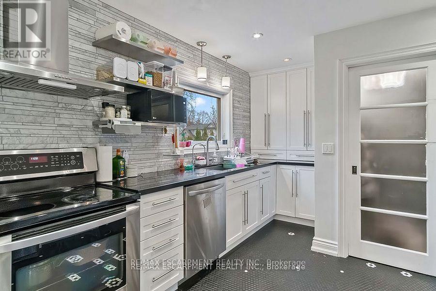 561 Wingrove Crescent, Oakville, Ontario  L6L 4R7 - Photo 9 - W12150823