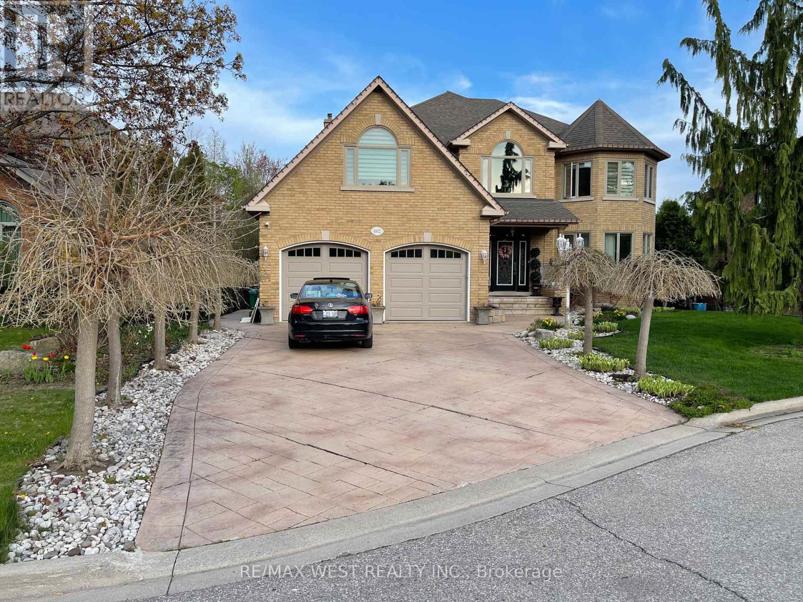 1112 Hawthorne Court, Mississauga, Ontario  L5C 4H5 - Photo 1 - W12150940