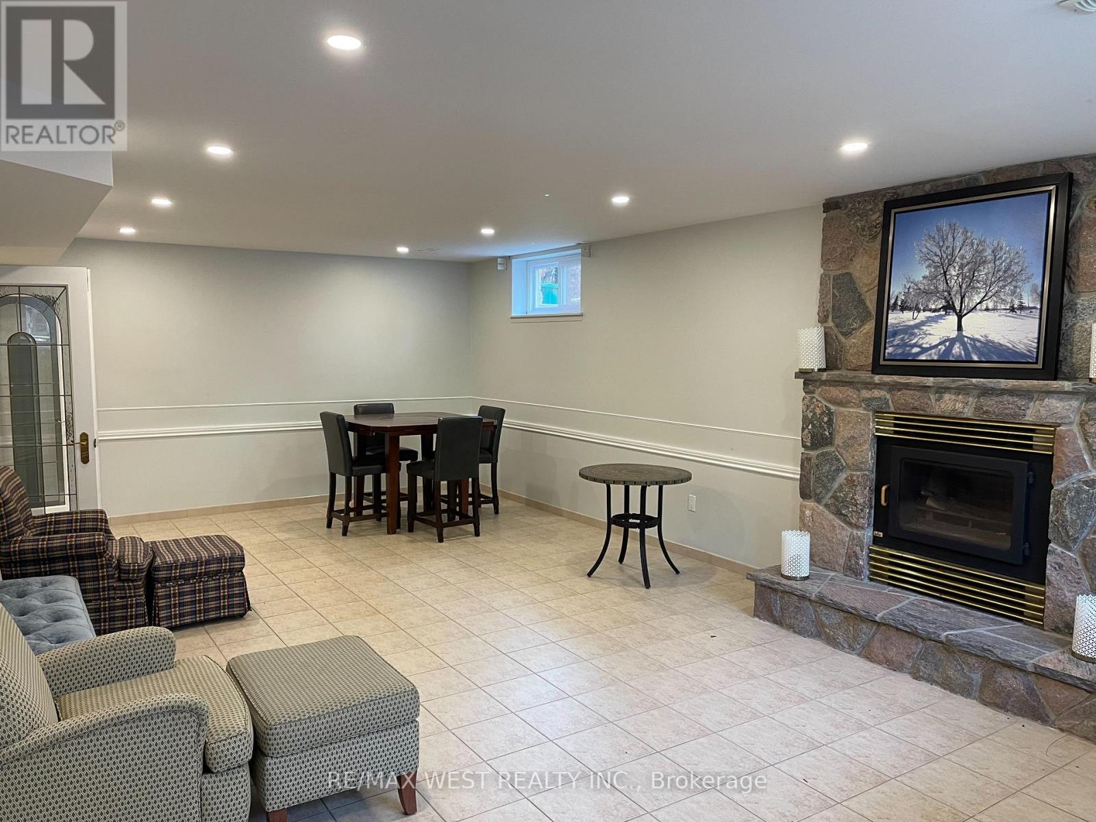 1112 Hawthorne Court, Mississauga, Ontario  L5C 4H5 - Photo 2 - W12150940
