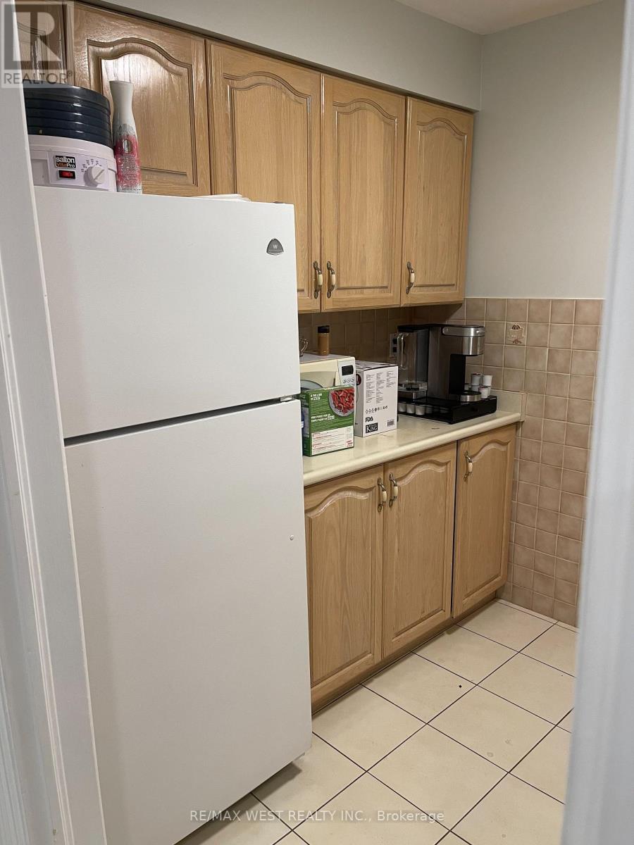1112 Hawthorne Court, Mississauga, Ontario  L5C 4H5 - Photo 3 - W12150940